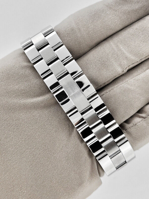 57_1c2ca26e-74de-47a7-88c1-31b173b438b9 Cartier Roadster 2510 Automatic Silver Roman Dial Watch Large Size 37mm Watch